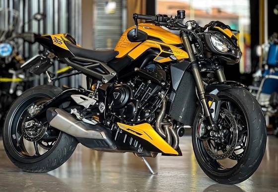 TRIUMPH STREET TRIPLE 765 RS 